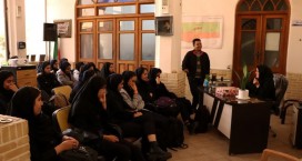  حضور همسر شهید جانباز در بین دانش‌آموزان در فرهنگ‌سرای معراج